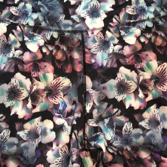 Jessica Simpson Plus Size Wild Flora Capri Legging - Picture 5 of 10